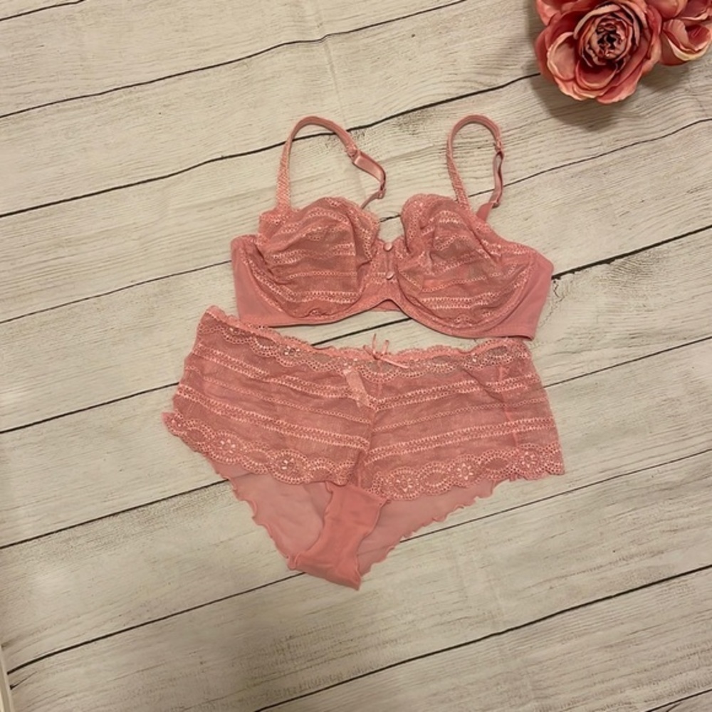 NWOT Victorias Secret bra w/coordinating panty. Sizes 38D and XL.​​​​​